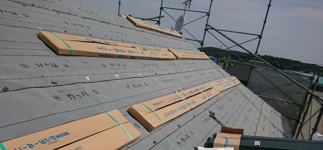 埼玉県美里町　劣化したスレート材をカバー工事　役物板金設置