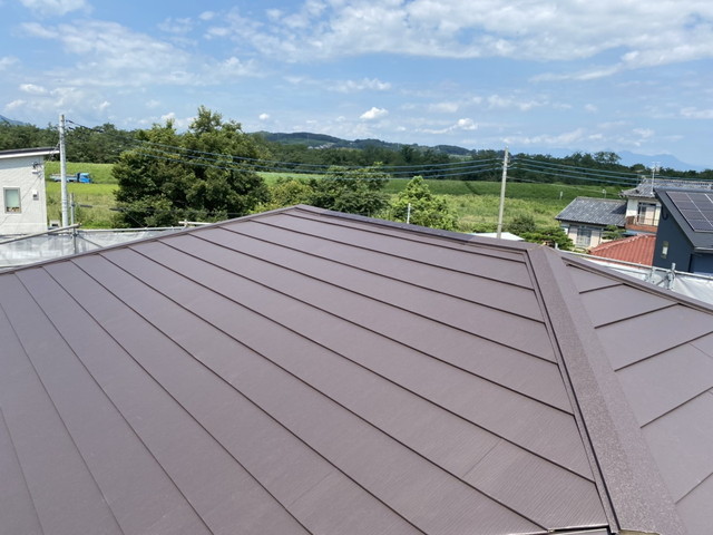 群馬県前橋市　屋根をカバー工法でメンテナンス　同質棟板金仕上げ