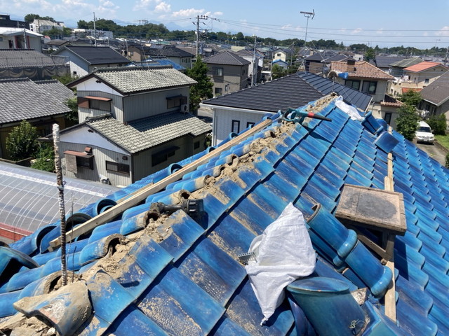 埼玉県本庄市　棟瓦の下地材を耐震金具に交換　既存棟下地撤去