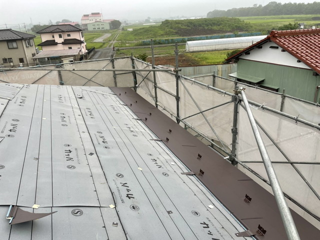 群馬県前橋市　屋根をカバー工法でメンテナンス　スーパーガルテクトフッ素