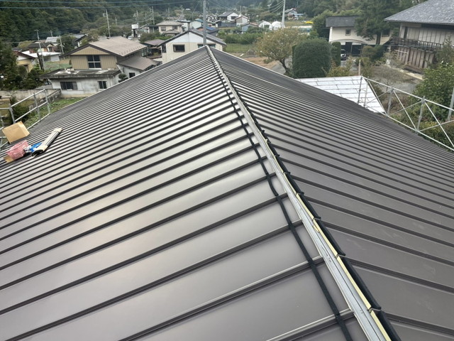 群馬県高崎市　雨漏り屋根のカバー工事　棟板金仕上げ