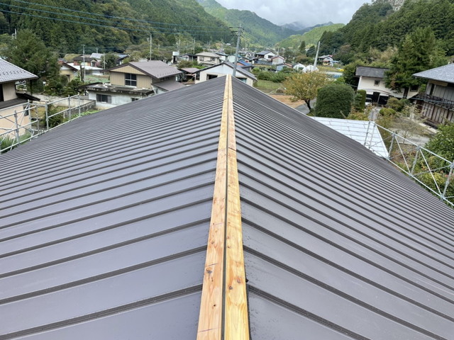 群馬県高崎市　雨漏り屋根のカバー工事　棟板金仕上げ