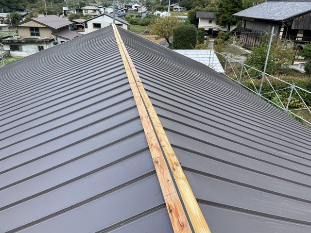 群馬県高崎市　雨漏り屋根のカバー工事　棟板金仕上げ