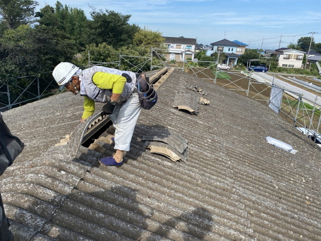 群馬県伊勢崎市　波形スレートから横暖ルーフへ葺き替え　波形スレート撤去