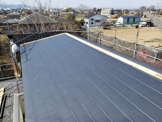 埼玉県本庄市 カバー工法で屋根リフォーム 棟板金仕上げ