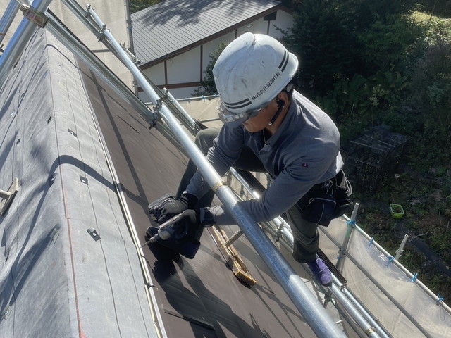 長野県軽井沢町 急勾配屋根をリフォーム カバー工法 本体葺き