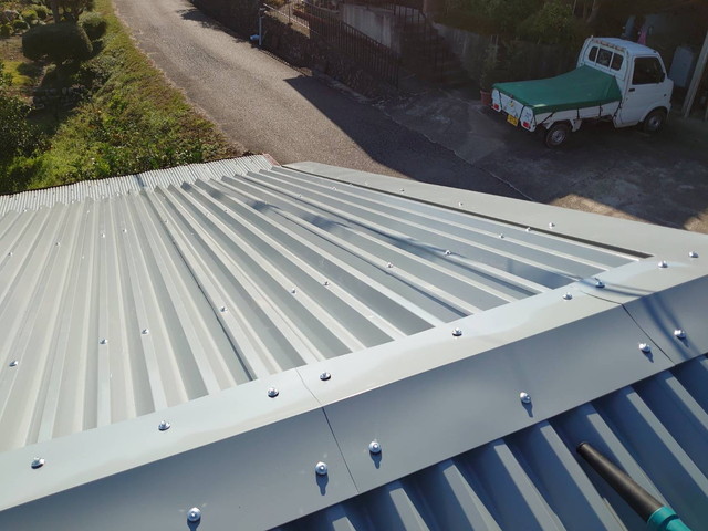 群馬県太田市 倉庫の屋根をカバー工事 棟・ケラバ板金施工