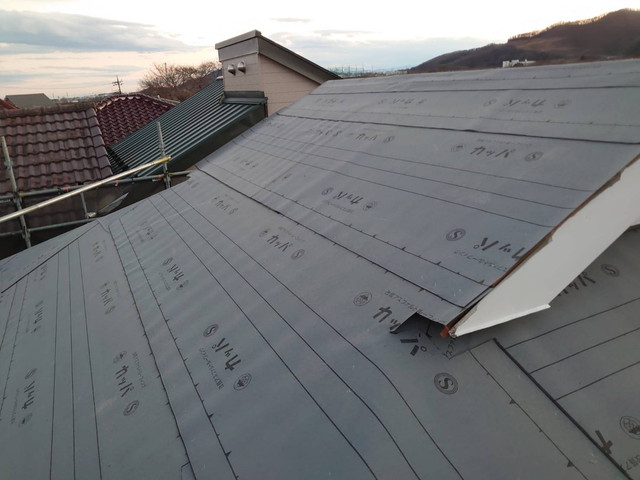 群馬県伊勢崎市　雨漏り屋根の葺き替え　ルーフィング施工
