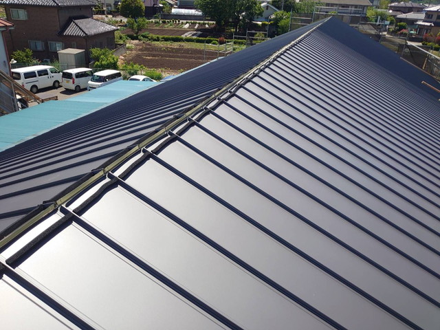埼玉県美里町　雨漏り屋根の葺き替え　スタンビー棟板金仕上げ