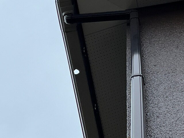 群馬県高崎市 雨どいが割れていて雨垂れ 無料調査