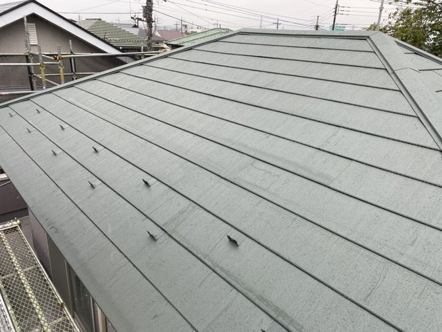 群馬県高崎市　屋根のリフォームカバー　棟板金での仕上げ