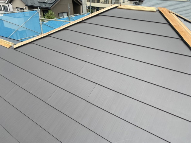 群馬県前橋市 屋根のリフォームカバー工事 棟板金仕上げ