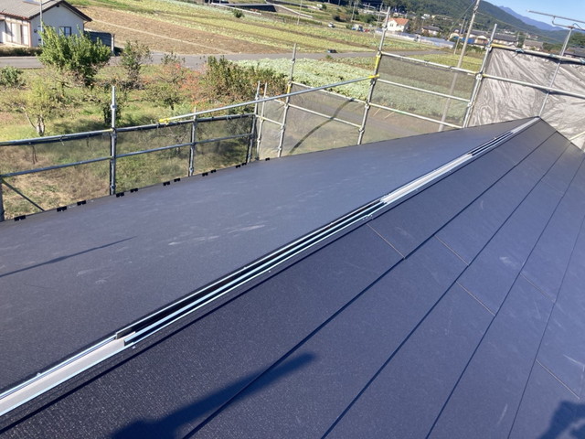 群馬県渋川市　ガルテクト本体葺き　屋根葺き替え工事