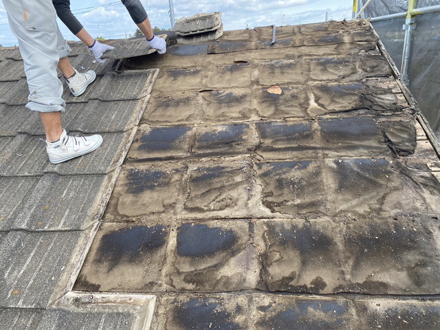 埼玉県美里町　工場雨漏り　屋根の葺き替え　既存瓦撤去作業