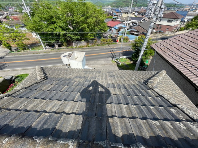 群馬県伊勢崎市　屋根から雨漏りしている　雨漏り解消するには？