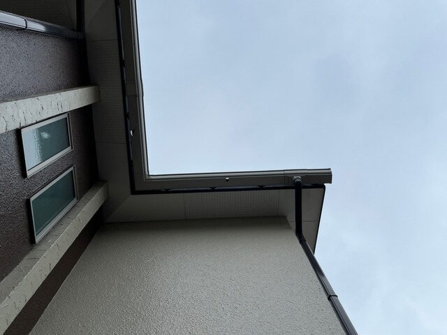 群馬県高崎市　雨どいが割れていて雨垂れ　無料調査