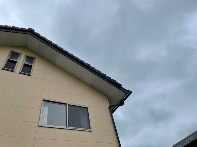 群馬県藤岡市 瓦が落下してきた 他の瓦も落ちてしまいそう