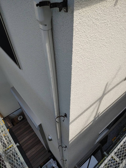 群馬県高崎市　破損した雨どいの交換工事　軒・竪樋受け金具設置