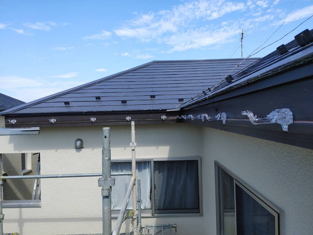 群馬県高崎市 破損した雨どいの交換工事 軒・竪樋受け金具設置