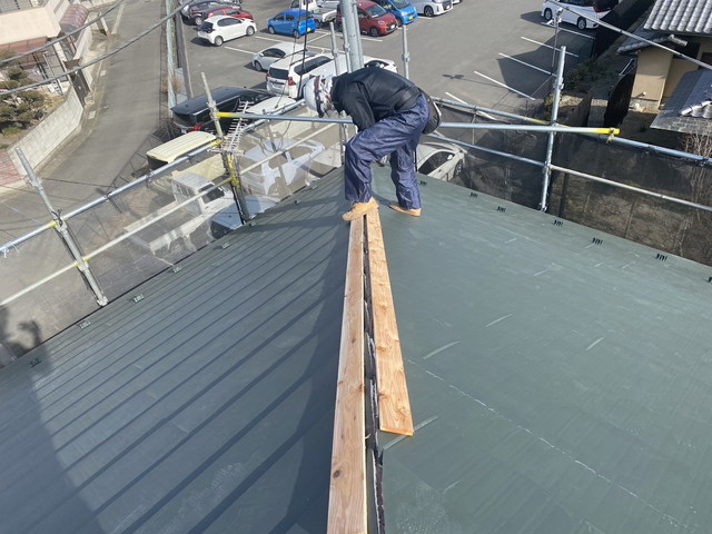 群馬県前橋市　屋根のカバーリフォーム　棟板金仕上げ