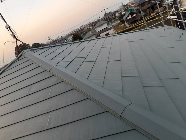 埼玉県本庄市　屋根カバー工法　棟板金仕上げで見違える屋根へ！