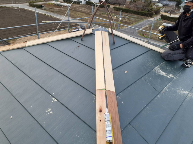 埼玉県本庄市　屋根カバー工法　棟板金仕上げで見違える屋根へ！