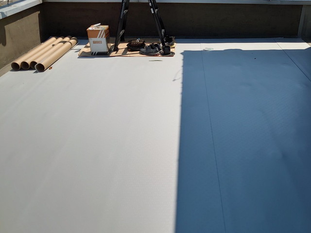屋上　塩ビシート防水工事　塩ビシート設置