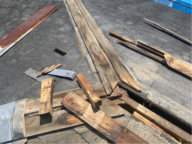 屋根リフォーム　屋根カバー工法工事　既存棟板金・貫板撤去