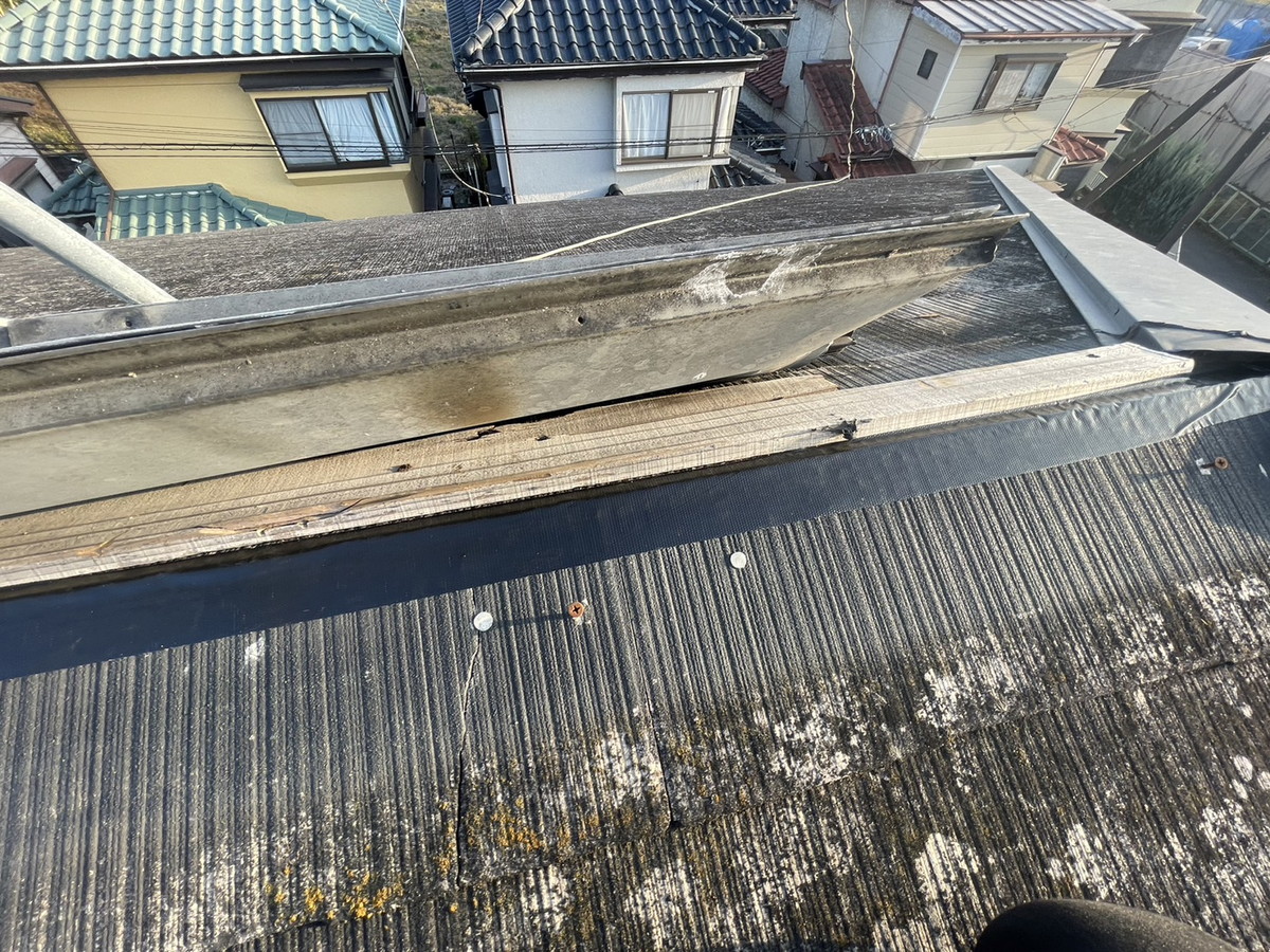 埼玉県熊谷市　コロニアル屋根被害　【棟板金飛散　無料調査】
