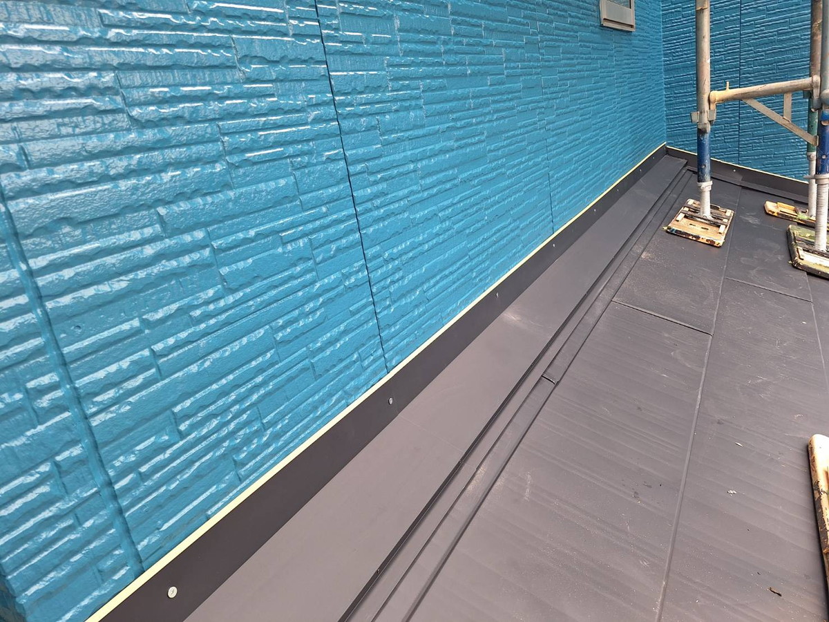 群馬県伊勢崎市　屋根カバー工法　片棟板金・雨押え板金施工