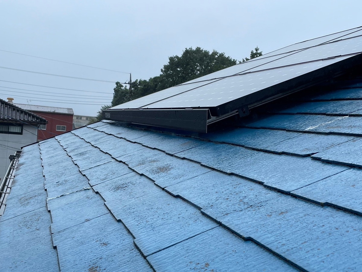 群馬県桐生市 ソーラーが設置されている屋根 リフォーム検討 無料調査。無料お見積もり