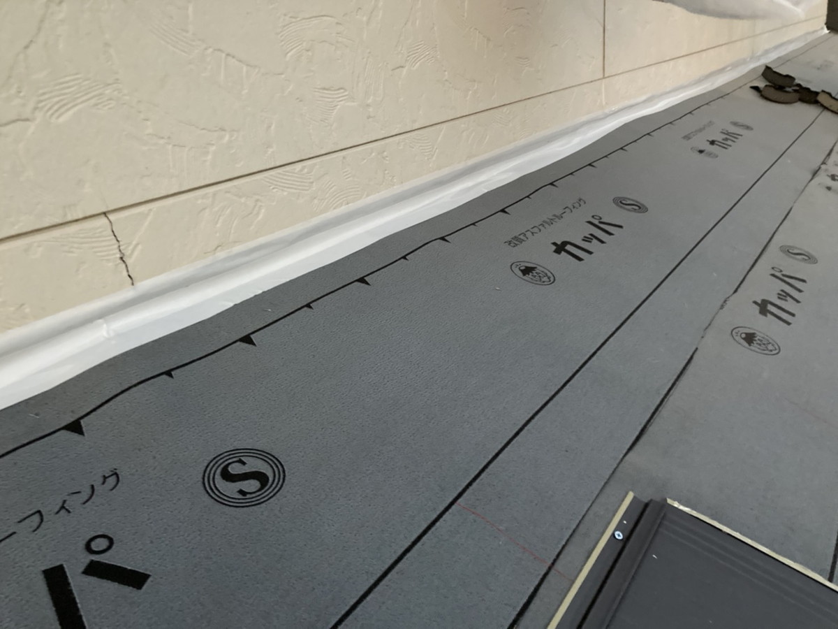 群馬県伊勢崎市　屋根カバー工法工事　改質アスファルトルーフィング材　下葺き施工