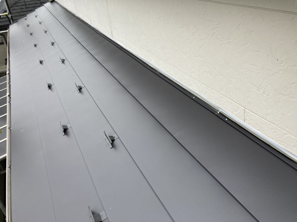 群馬県伊勢崎市　屋根カバー工法工事　改質アスファルトルーフィング材　下葺き施工