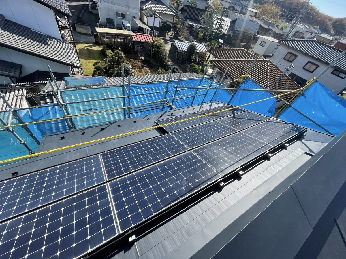 群馬県桐生市　屋根カバー工法工事　ソーラーパネル再設置