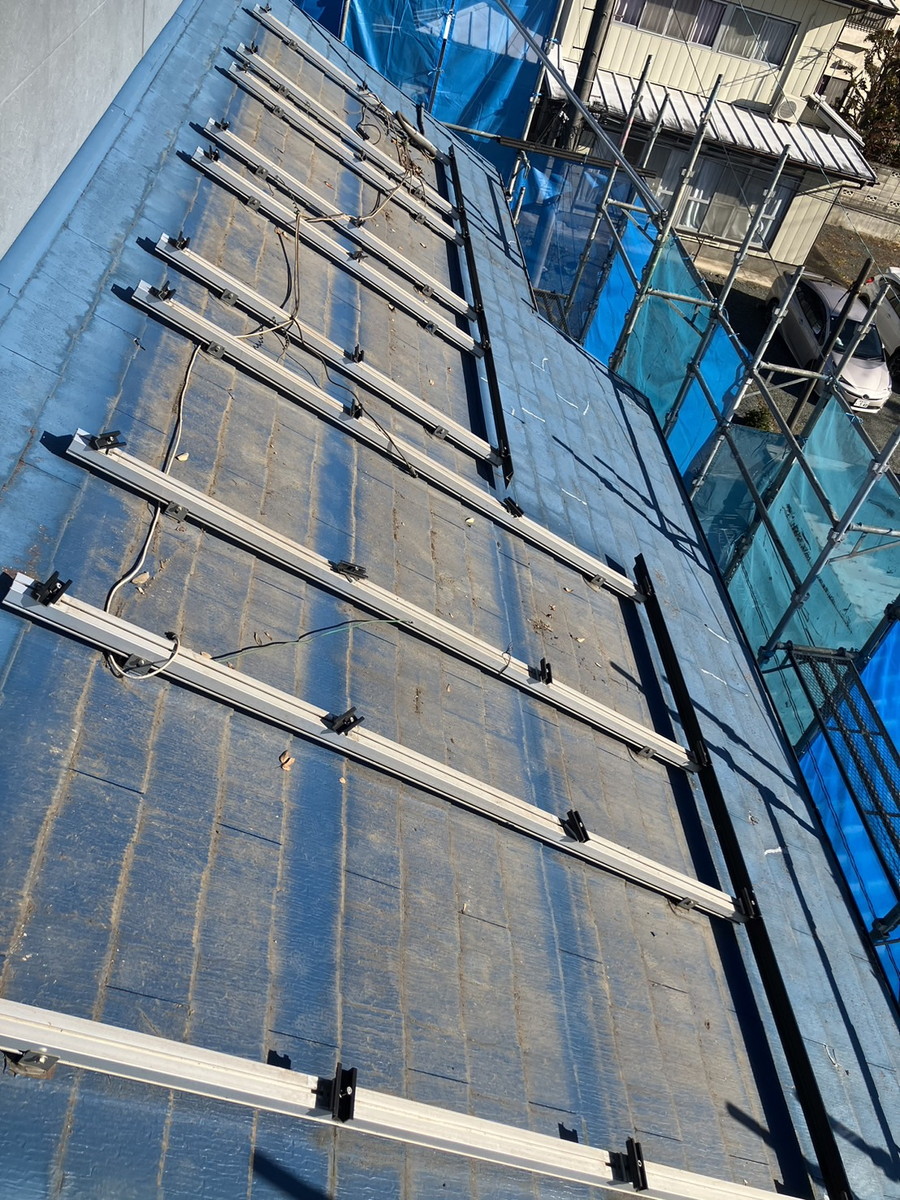 群馬県伊勢崎市　屋根カバー工法　ソーラーパネル撤去