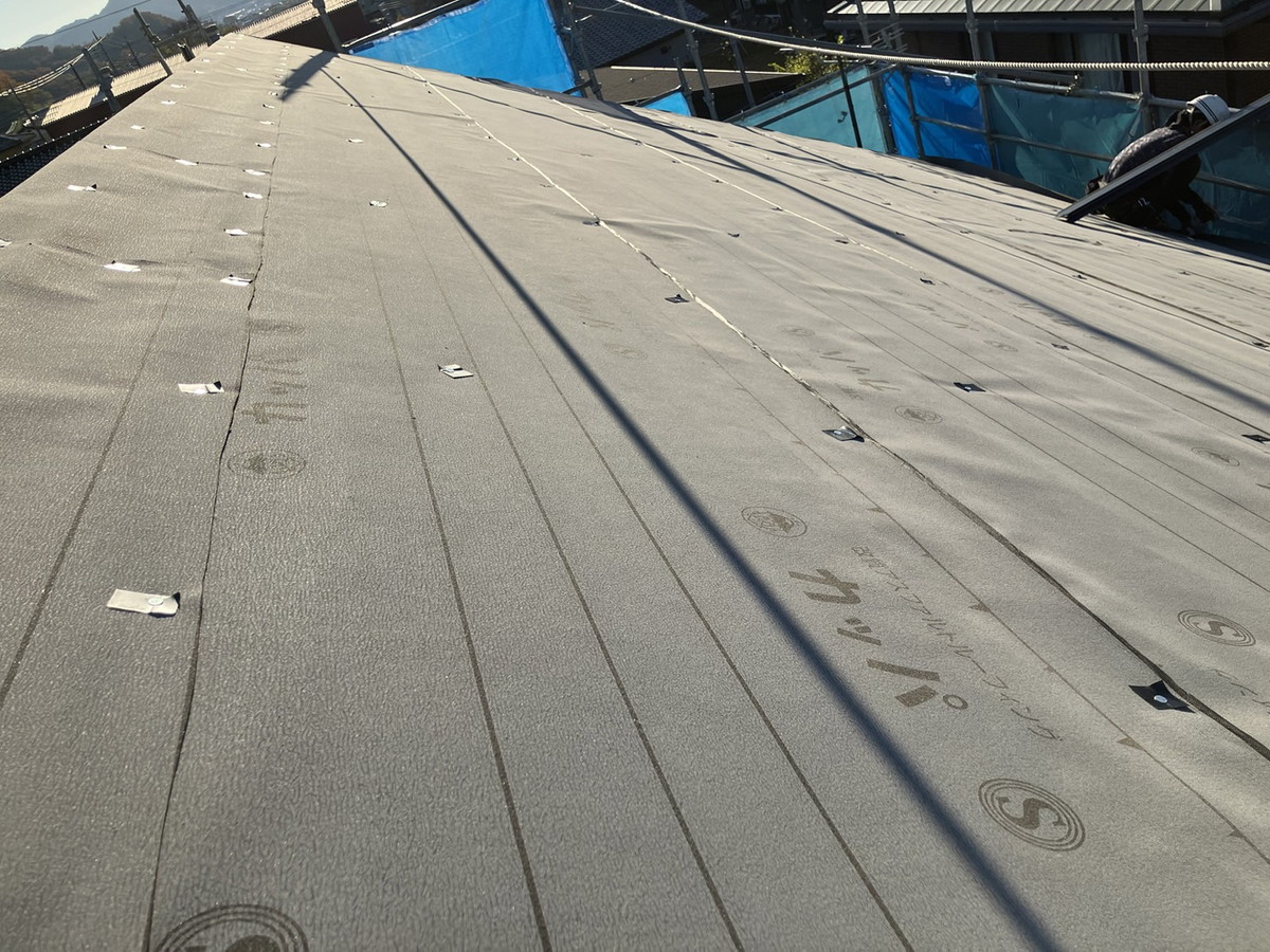 群馬県伊勢崎市　屋根カバー工法工事　改質アスファルトルーフィング材　下葺き施工