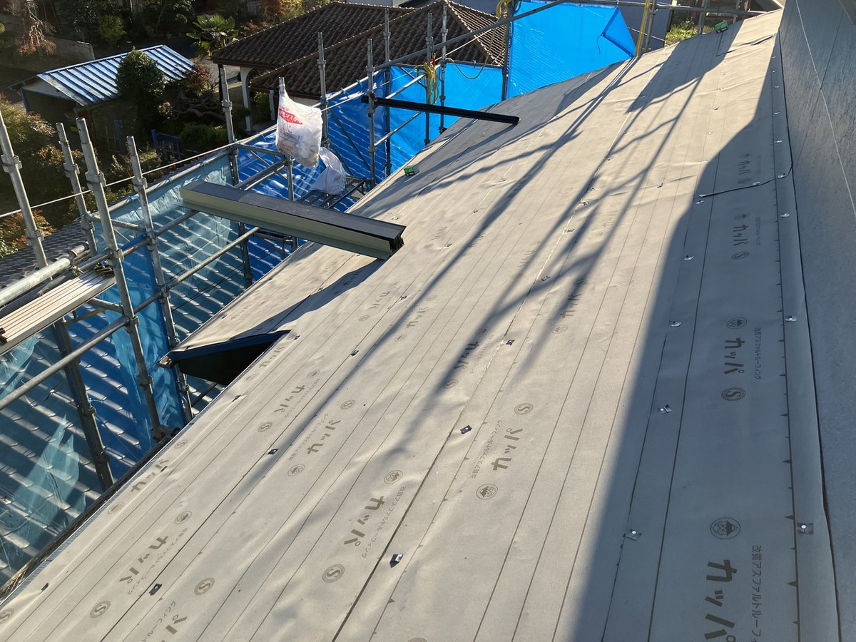 群馬県伊勢崎市 屋根カバー工法工事 改質アスファルトルーフィング材 下葺き施工