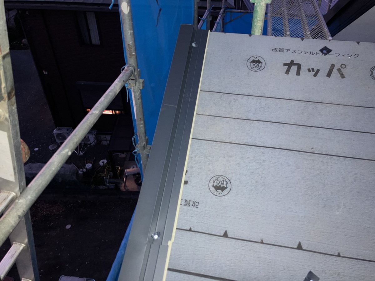 群馬県伊勢崎市　屋根カバー工法工事　役物板金設置