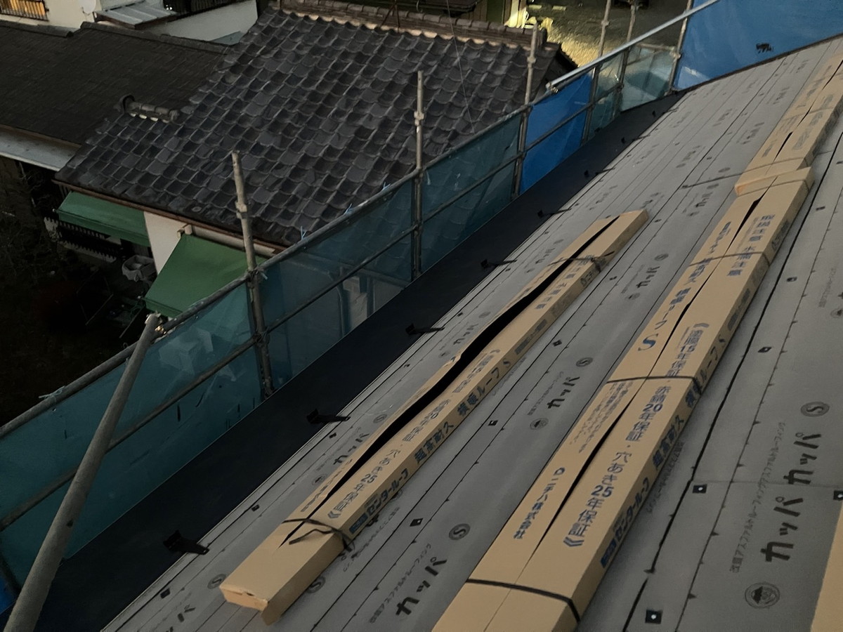 群馬県伊勢崎市　屋根カバー工法工事　横暖ルーフs本体葺き