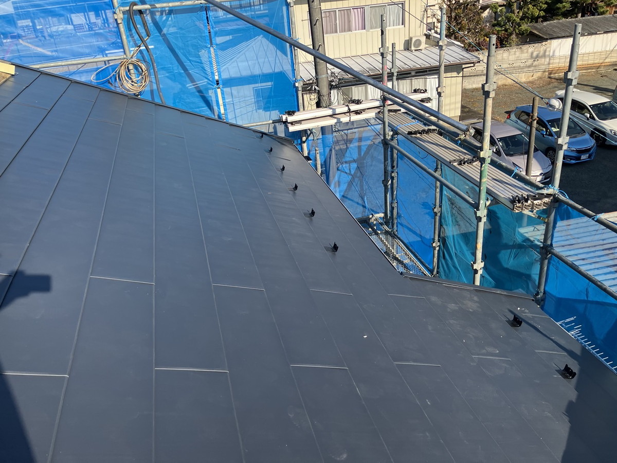 群馬県伊勢崎市　屋根カバー工法工事　横暖ルーフs本体葺き