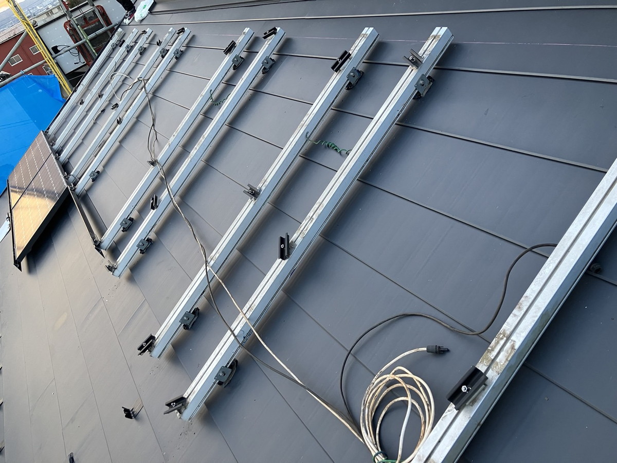 群馬県桐生市　屋根カバー工法工事　ソーラーパネル再設置