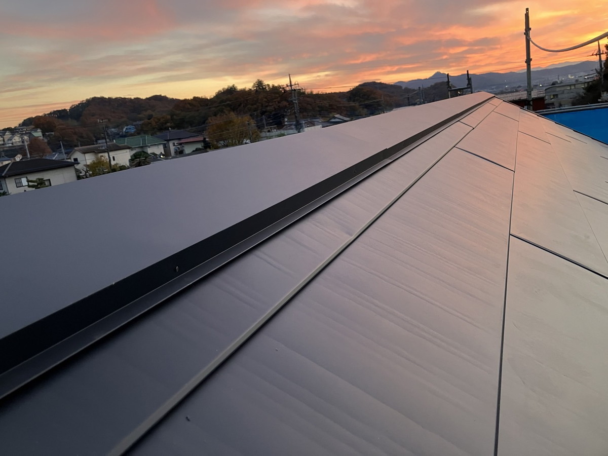 群馬県伊勢崎市　屋根カバー工法工事　棟板金仕上げ