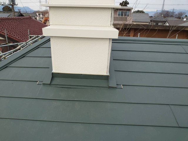 群馬県高崎市T様邸　コロニアル　横暖ルーフ　水温機　煙突