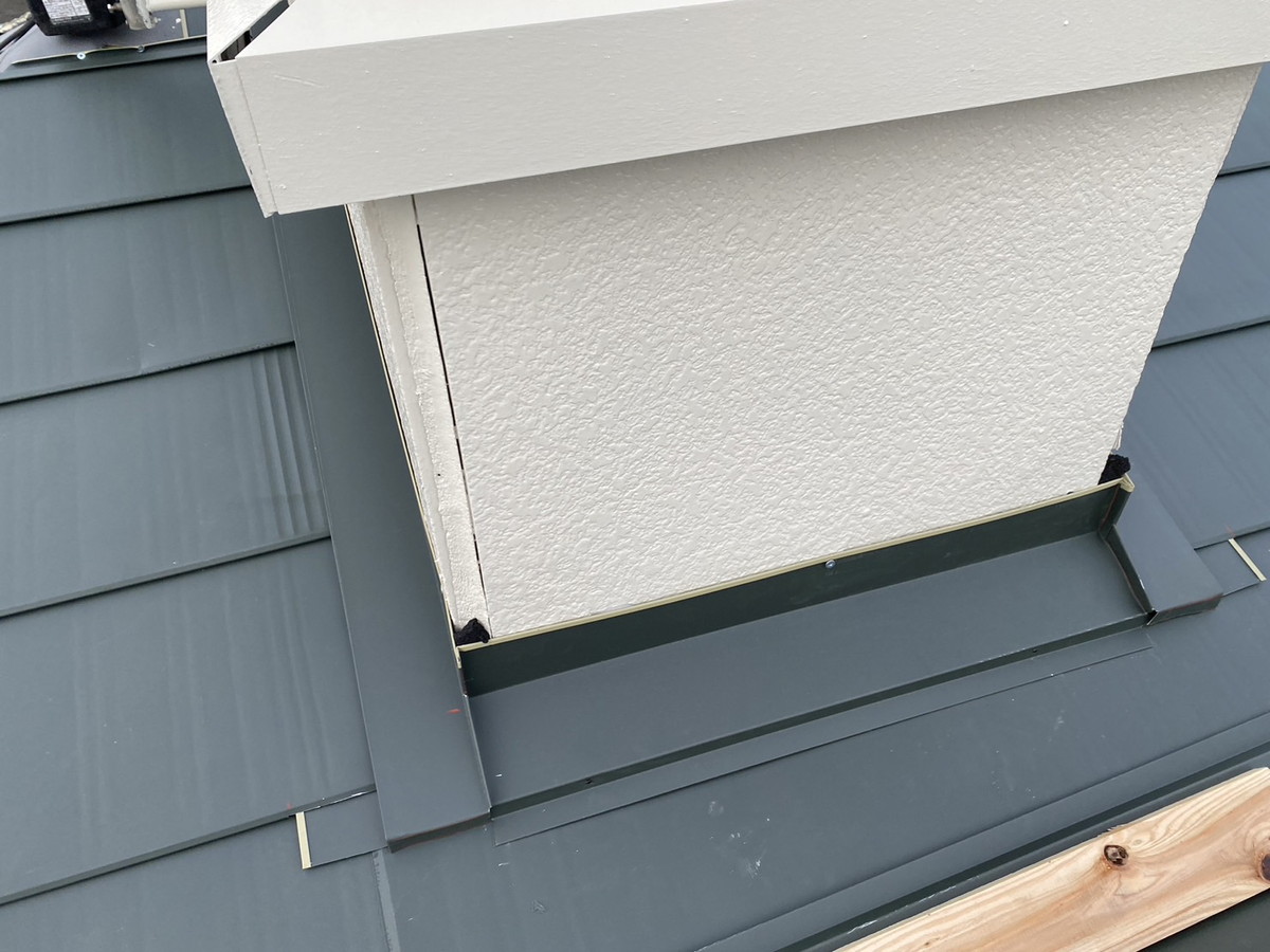 群馬県高崎市T様邸　コロニアル　横暖ルーフ　水温機　煙突