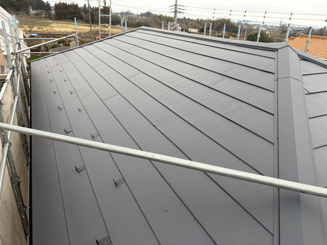 群馬県前橋市　屋根カバー工法　棟板金施工　タフモック　仕上げ