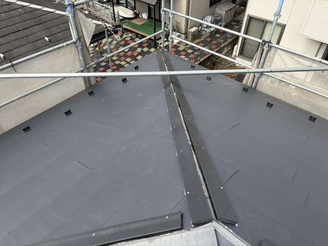 群馬県前橋市　屋根カバー工法　棟板金施工　タフモック　仕上げ